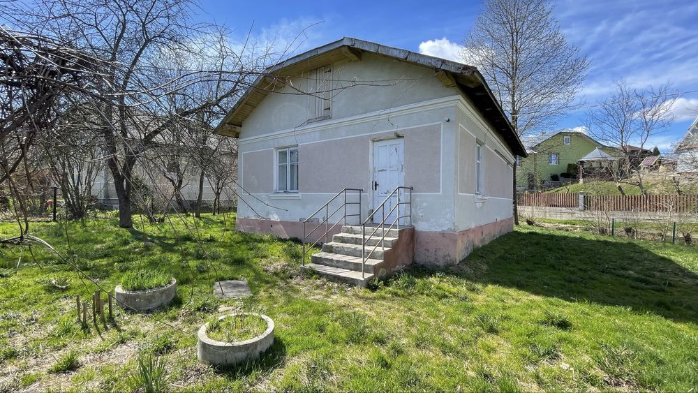 Продається цегляний будинок з комунікаціями