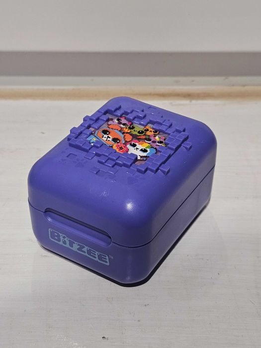 Bitzee. interaktywne cyfrowe zwierzątko z 15 zwierzętami w środku.