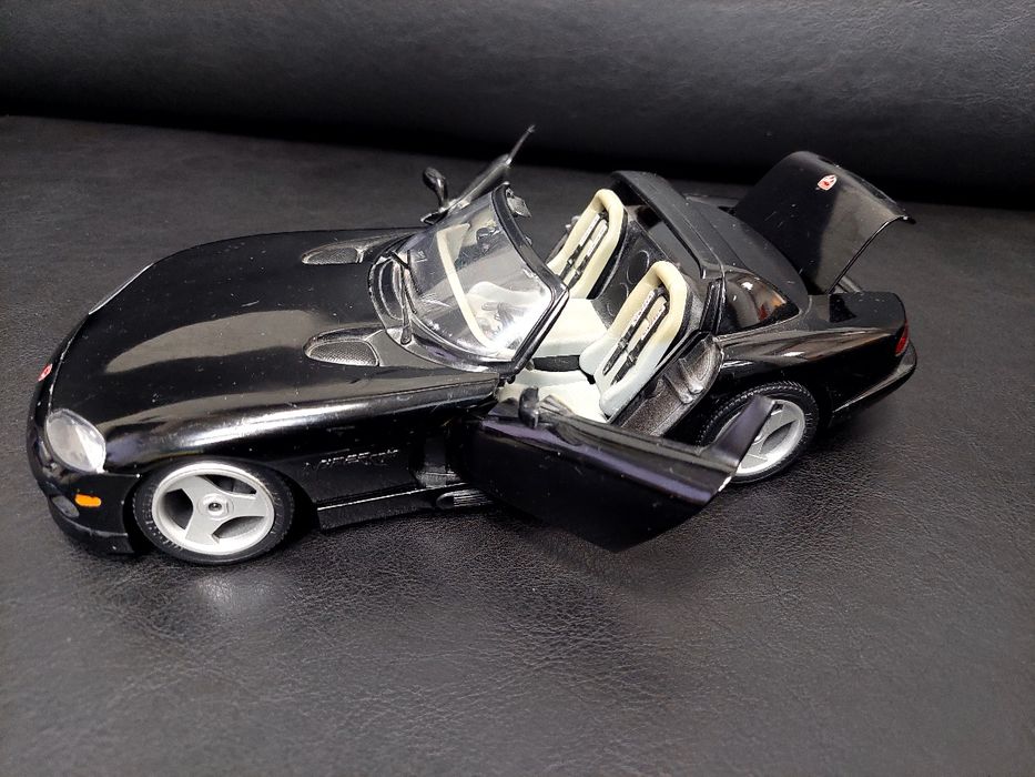 Модель моделька авто 1/18 Dodge  Viper Burago