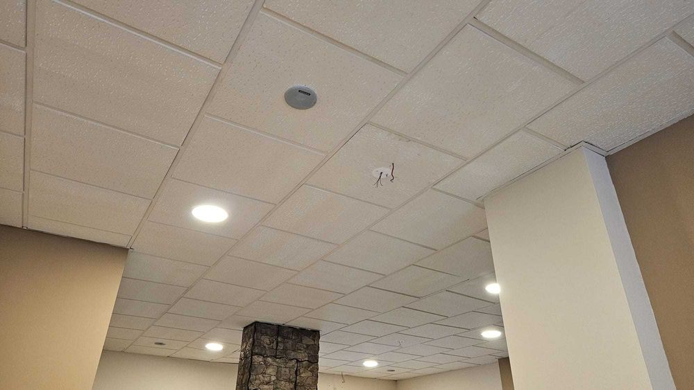 Teto falso de restaurante.