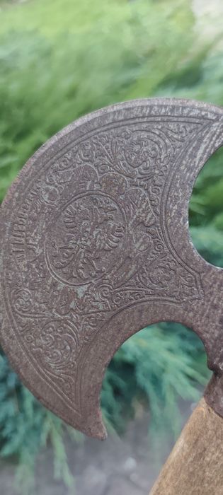 Stary przedmiot dekoracyjny z metalu i drewna – kolekcjonerski
