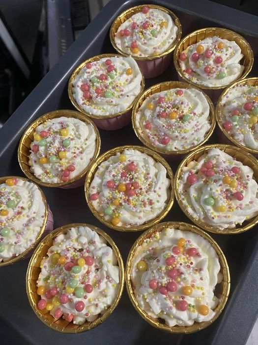 Domowe torty, muffiny i bezy – słodkości z sercem