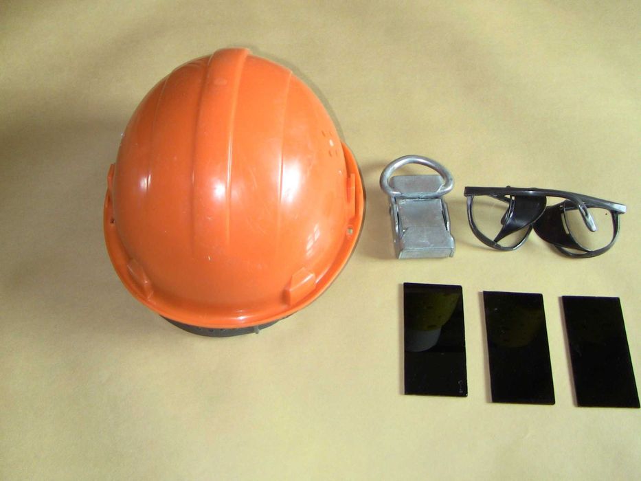 Каска защитная страховочный карабин стекло