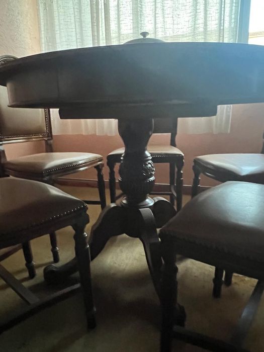 Mesa redonda em madeira maciça + cadeiras – estilo clássico