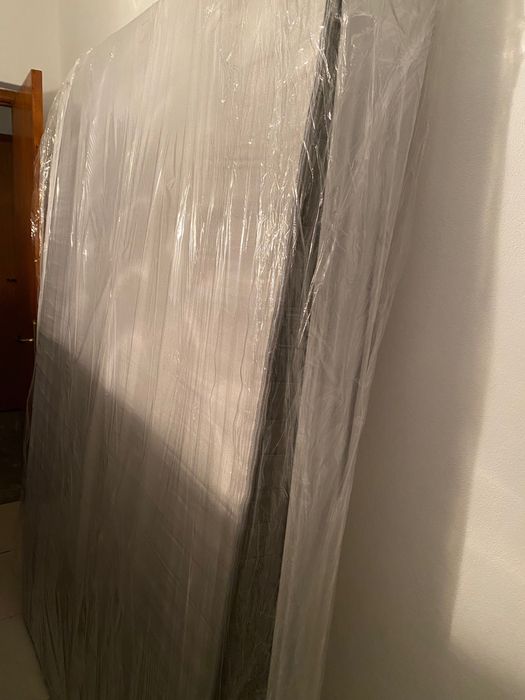 Cama de casal com sommier e colchão de 200x140cm (como novo)