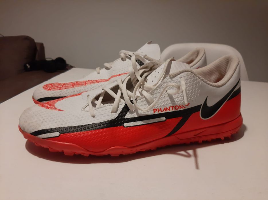 Chuteiras Nike Phantom brancas e laranjas
