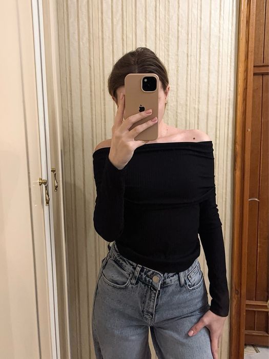 Чорна кофта з відкритими плечима