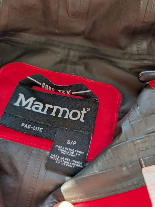 Czerwona kurtka wiatrówka Marmot gore tex hardshell trekking
