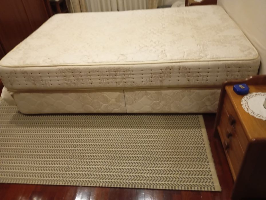 Cama (Sommier) com oferta de colchão