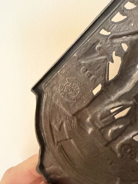 Conjunto de 4 peças decorativas em estanho.