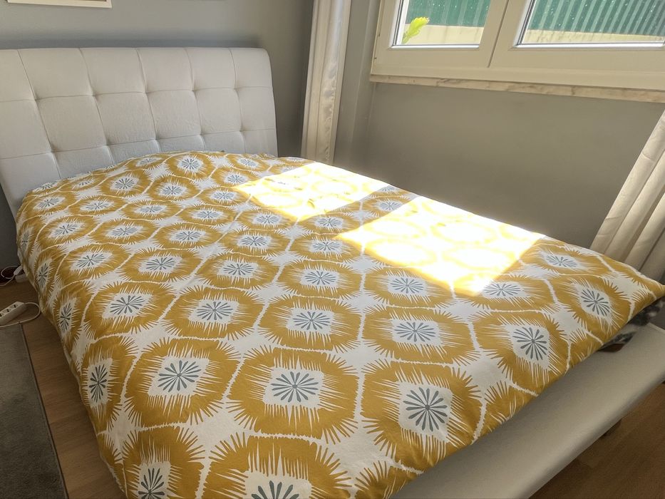 Cama de casal estofada p/ colchao 1,40/1,90m