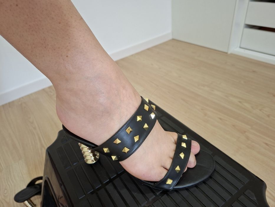 Sapatos modernos. 
Estou vendendo