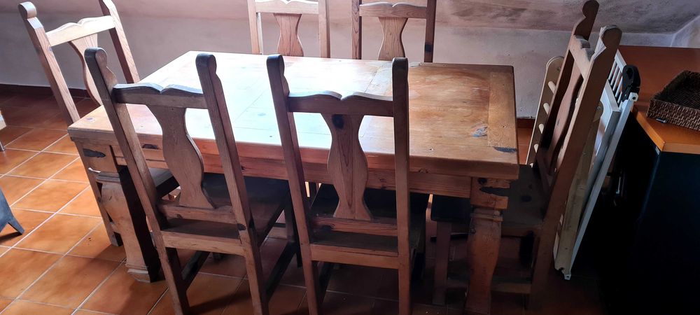 Comjunto mesa e cadeiras