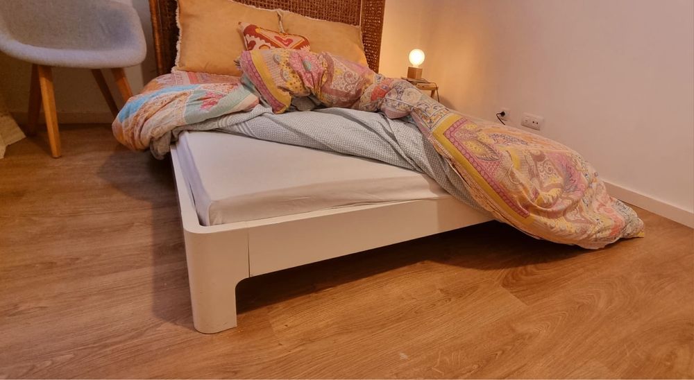 Cama de 1,50mx2,00m com colchão e cabeceira.