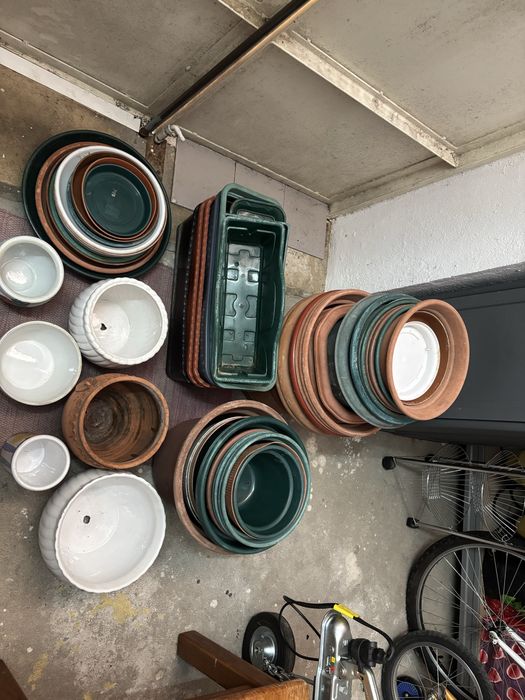 Vasos de plastico e floreiras e pratos e vasos de loica