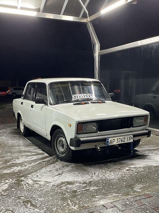 Машина в хорошем состоянии, не гниль, сел поехал
Мотор 1.3 заводитьсяе отлично, не дымит, не троит, работают ровно, масло/фильтра/ремни/антифриз/помпа/термостат заменены, отрегулированы клапана.
Генератор обслужен, поменяны щетки, проведен дубляж для хорошей зарядки и для мызуки.
Полностью сделана передняя ходовая ( новые усиленые шаровые, рычаги, трапеция, рулевой маятник, рулевой редуктор, салейнтблоки, взади тоже заменены сайлейнтблоки) 
Обслужены тормоза, заменены все тормозные колодки и диски, заменена тормозуха.
Стоит газ евро 2, в тех паспорт вписан.
Салон ухожен, пересвет приборки, подсветка ног на всех местах, електростеклоподьемники спереди, центральный замок, сигналка(но отключена) 
Стоит зимняя не плохая резина.
Есть страховка на год.
По кузову есть небольшие моменты, но днище не гнилое!
Фото позже обновлю