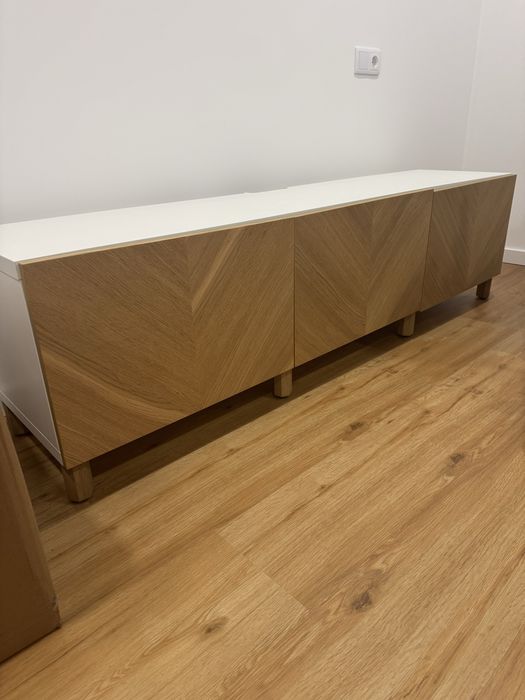 Movel TV Besta IKEA branco e carvalho com suporte para TV