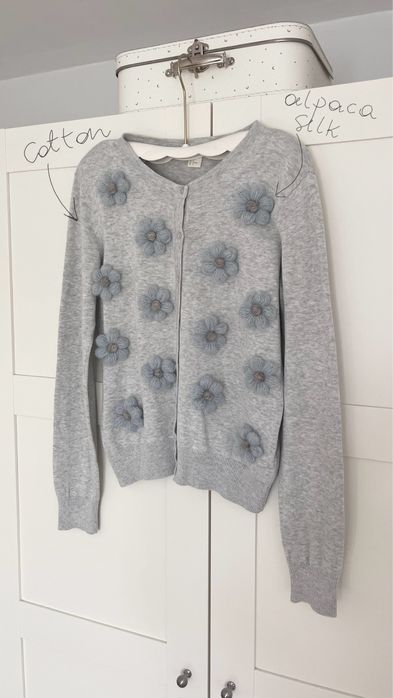 Szary rozpinany sweter kardigan z szydełkowymi kwiatami H&M
