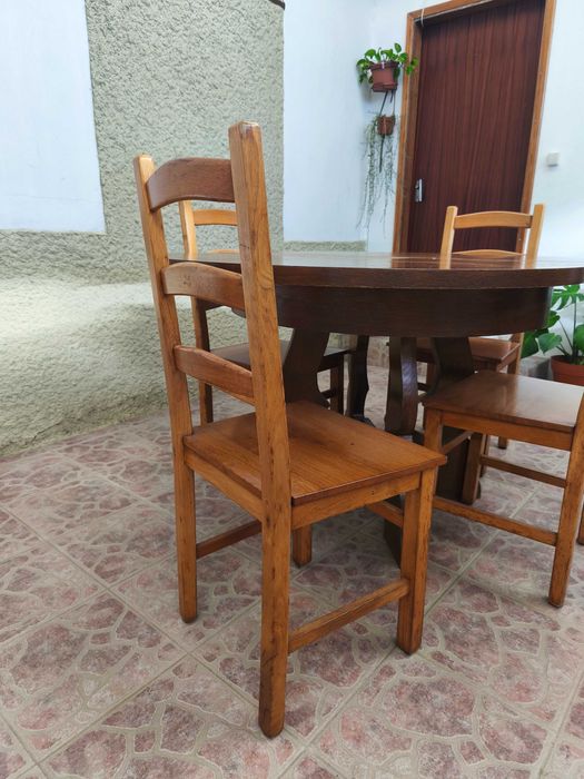 Mesa redonda em Carvalho Maciço com Cadeiras em carvalho