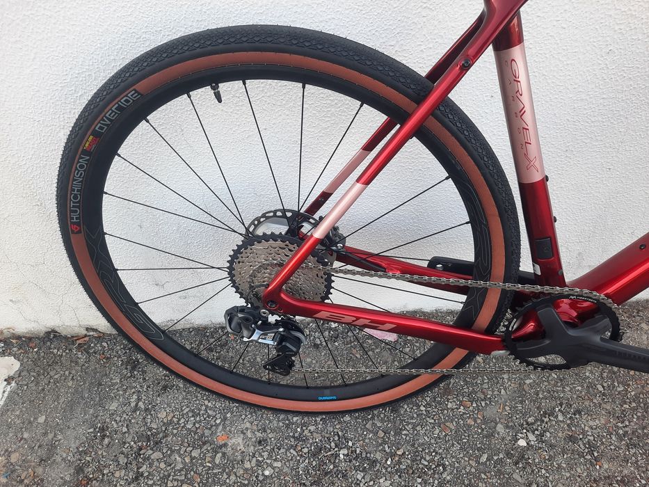 Bicicleta de exposicao de gravel de carbono