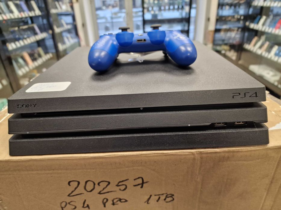 Konsola PS4 PRO PlayStation 4 PRO 1TB 7116B + pad + kable/ Grade A