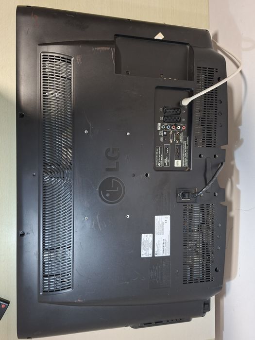 Televisão LCD Marca LG, ecrã grande de 32  Polegadas,  Modelo  32LD320-ZA , Inclui cabo de ligação e Comando Original  LG