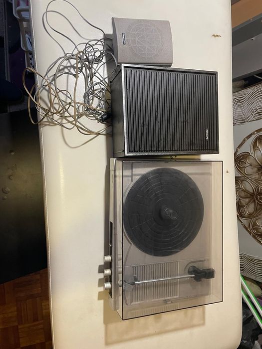 Espelho em pele preta sintética e outros itens para desocupar