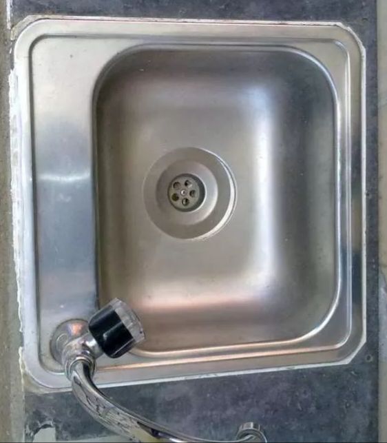 Lavatorio pequeno em inox com torneira