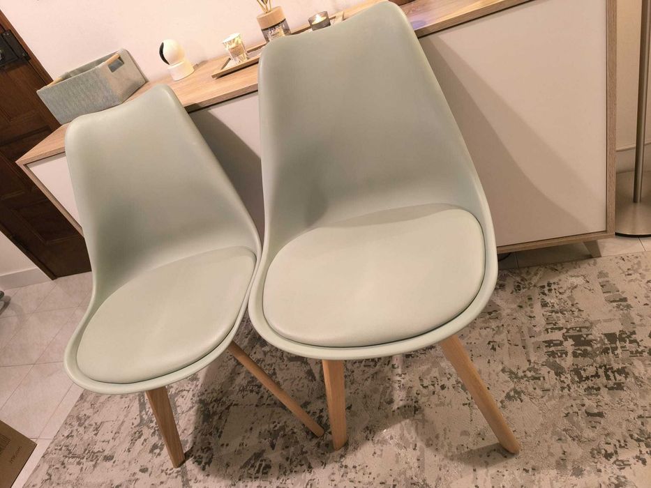 Vendo duas cadeiras modernas, em excelente estado de conservação.