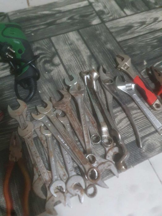 Lote de ferramentas usadas variado e maquinas
