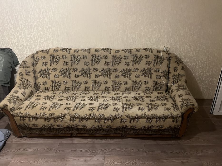 Большой диван коричневый