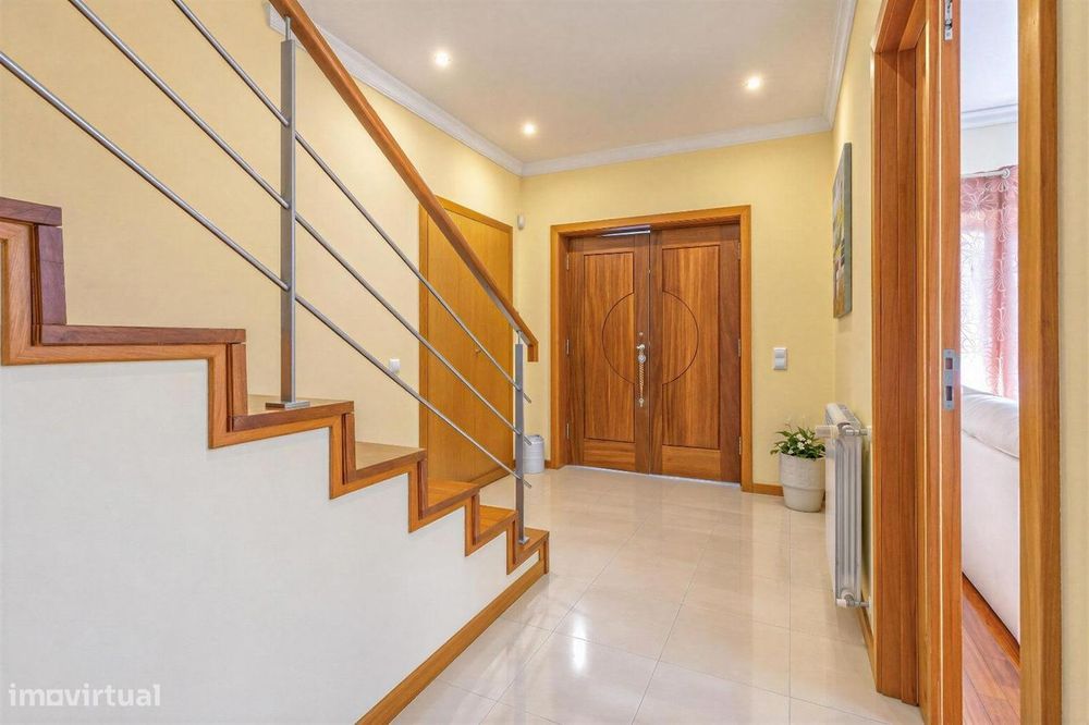 Moradia T4 de três frentes com 2 suites e garagem | Lidador