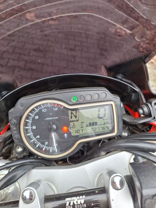 Suzuki gsr  750 .