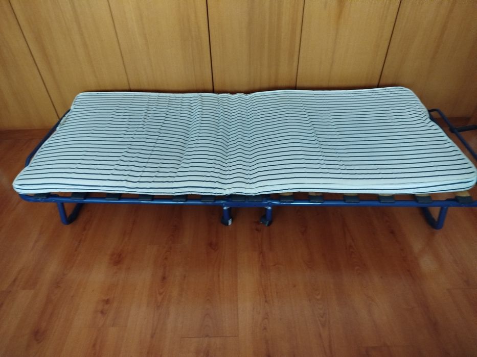 Cama dobrável e portátil para hóspedes