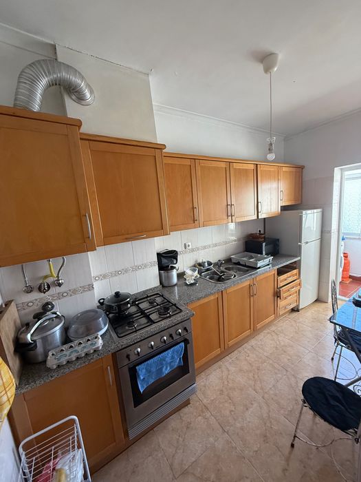 Quarto solteiro para senhoras, 3 min metro Amadora Este