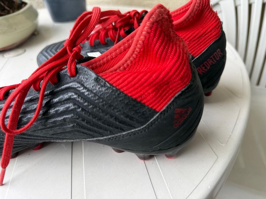 Chuteira Adidas Predator 18.3 com meia de compressão