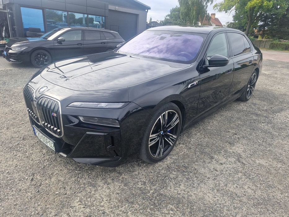 BMW i7