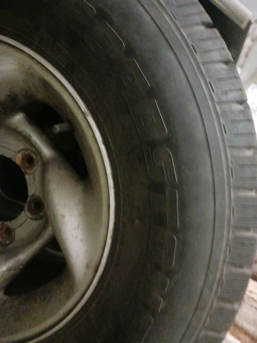 Pneus e jantes em bom estado