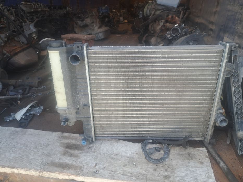 Радиатор охолодження BMW E30 E34 E36 E46 E39 520 523 528 основний