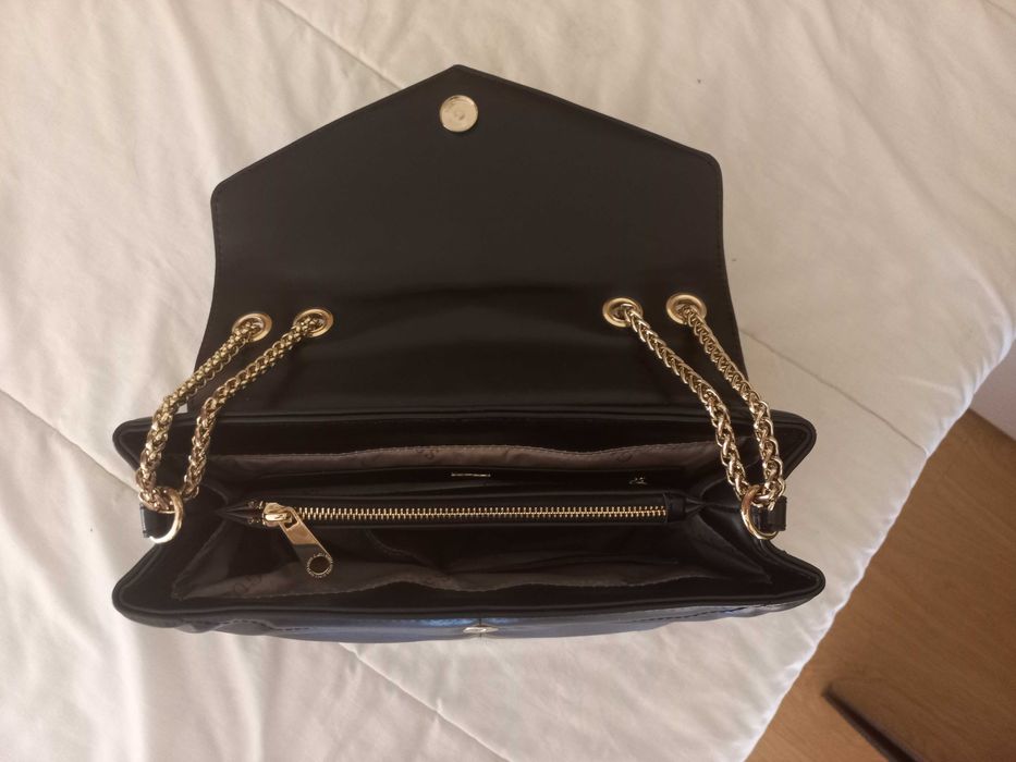 Mala Guess preta almofadada