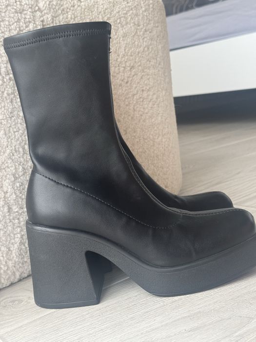 BERSHKA взуття ботильони черевики ботінки