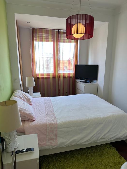 Cama de casal 1,40x2,00 com estrado, 2 mesas cabeceira 2 gavetas, comoda 3 gavetões linha Malm branca