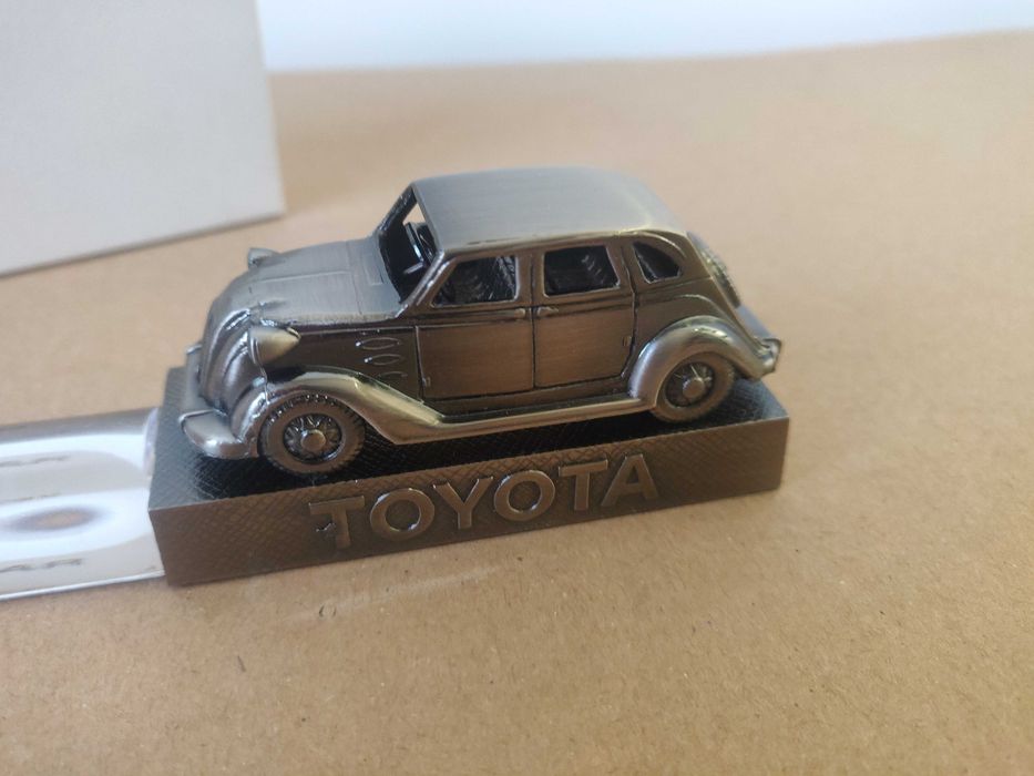 Peso de Papel e Lupa do Primeiro Carro da Toyota Model AA Sedan (1936)