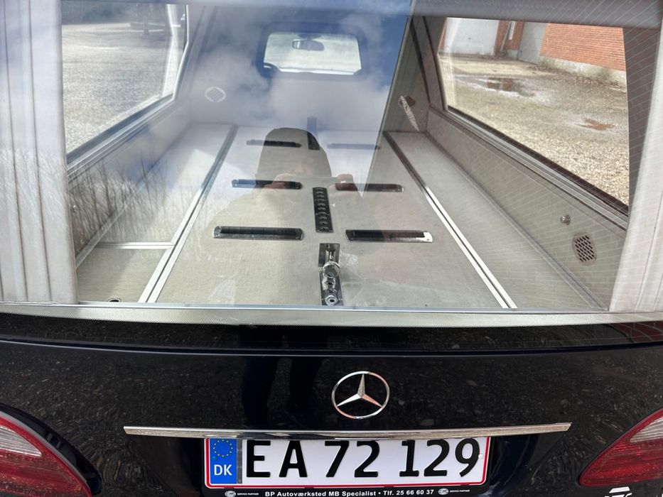 Катафалк  Mersedes-BenzW211 E270