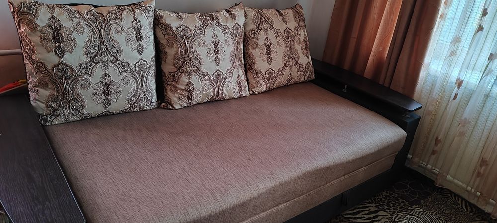 Диван з подушками (самовивіз)