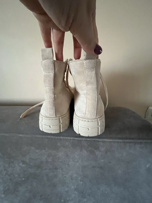 Bezowe botki na grubej podeszwie 38
