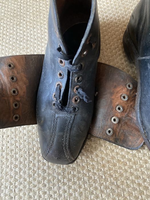 Botas, taco e bola de Hóquei anos 50