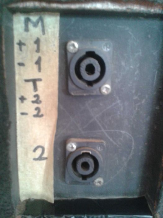 Vendo 2 Tops com altifalantes RCF L100P com 1200w rms cada uma.