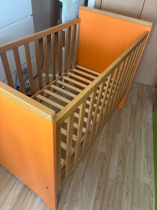 Berço de bebê e cama de viagem