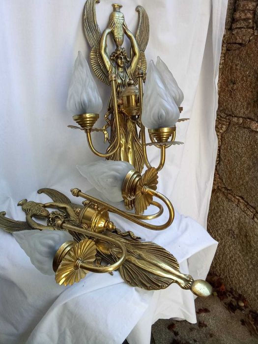 Par de Apliques de Parede em Latão Dourado — Estilo Império, com Tulipas de Vidro